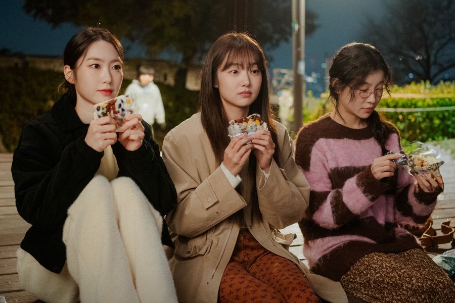 Kim Hye Joon, Gong Jiho, And Kim Ah Young Are Lifelong Fangirl Besties In “My Bias, My Boss”