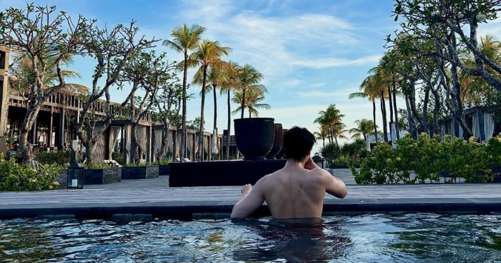 Lee Jong Suk Being Shirtless At The Pool Attracts Attention