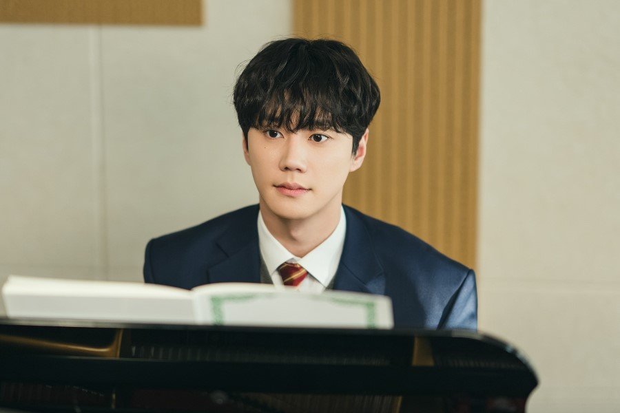 Lee Jun Young Is A Genius Pianist Forced To Abandon His Dream In New Drama “Four Hands, Two Sonatas” Lee Jun Young Is A Genius Pianist Forced To Abandon His Dream In New Drama “Four Hands, Two Sonatas”