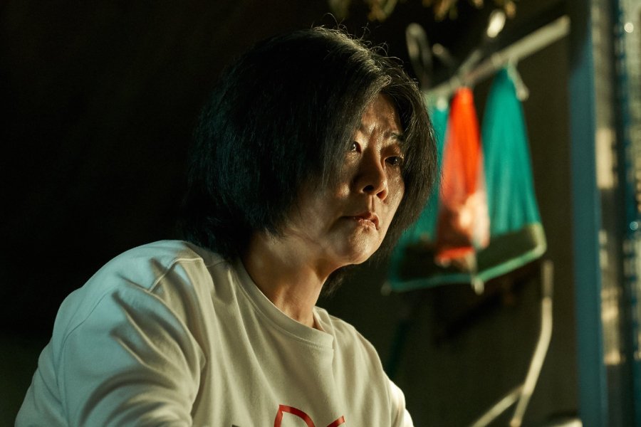 Lee Jung Eun Lives Only For Revenge After Losing Her Daughter In “The Journey To Gyeongju” Lee Jung Eun Lives Only For Revenge After Losing Her Daughter In “The Journey To Gyeongju”