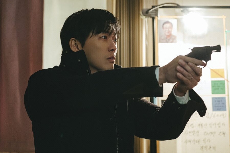 Namkoong Min Aims A Gun At Park Byung Eun In "The Husband"
