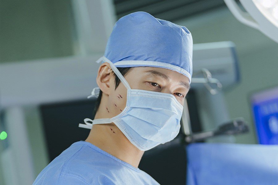 Namkoong Min Is Forced To Save The Life Of His Wife’s Kidnapper Lee Sang Hee In “The Husband” Namkoong Min Is Forced To Save The Life Of His Wife’s Kidnapper Lee Sang Hee In “The Husband”