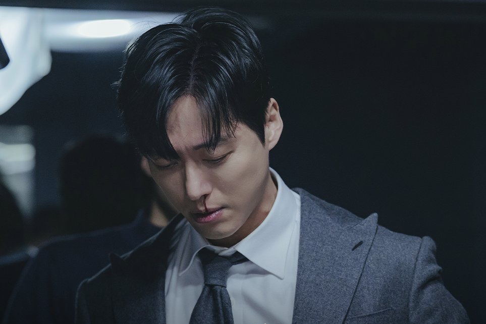 Namkoong Min Suffers A Nosebleed During Police Interrogation In "The Husband"