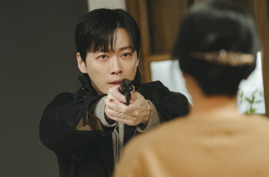 Namkoong Min Threatens His In-Laws At Gunpoint In “The Husband” Namkoong Min Threatens His In-Laws At Gunpoint In "The Husband"
