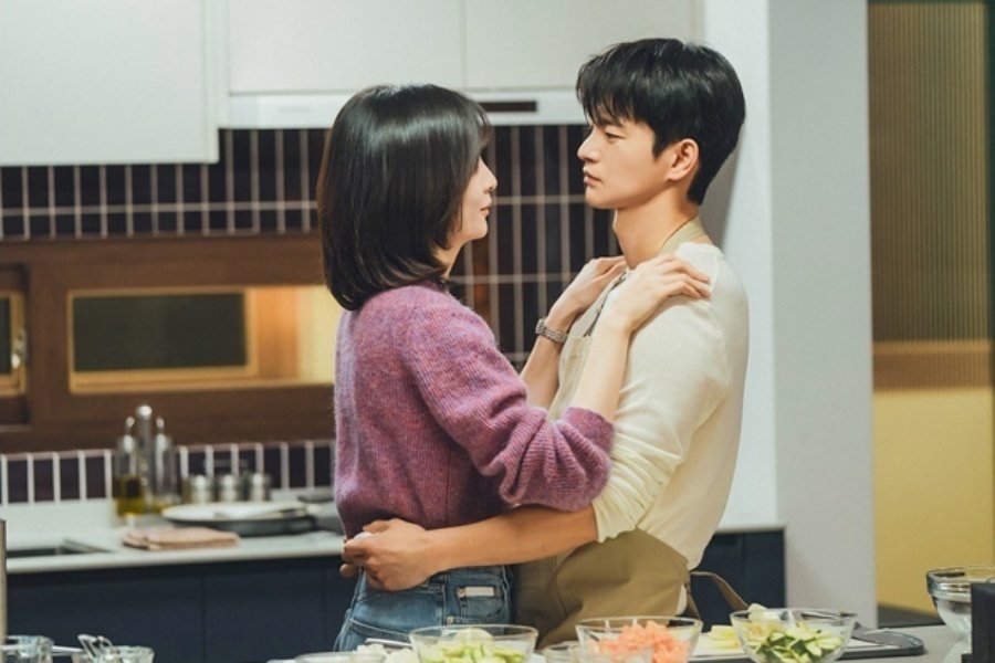 Seo In Guk And Park Ji Hyun Look Like Newlyweds Cooking At Home Together In “See You At Work Tomorrow!” Seo In Guk And Park Ji Hyun Look Like Newlyweds Cooking At Home Together In "See You At Work Tomorrow!"