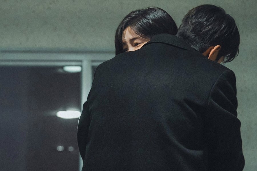 Seo In Guk and Park Ji Hyun Share An Emotional Hug In “See You At Work Tomorrow!” Seo In Guk and Park Ji Hyun Share An Emotional Hug In “See You At Work Tomorrow!”