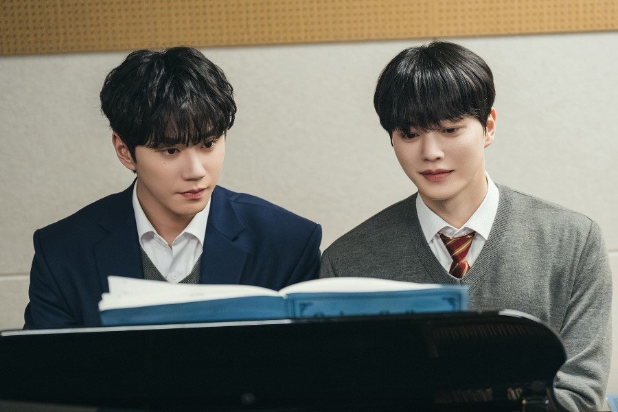 Song Kang And Lee Jun Young Go From Rivals To Piano Partners In New Drama “Four Hands, Two Sonatas” Song Kang And Lee Jun Young Go From Rivals To Piano Partners In New Drama “Four Hands, Two Sonatas”
