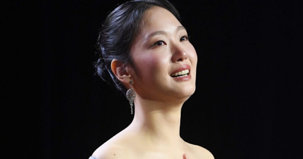 Actress Kim Go Eun’s Daesang Win Divides Netizens After Blue Dragon’s Questionable Explanation Actress Kim Go Eun’s Daesang Win Divides Netizens After Blue Dragon’s Questionable Explanation