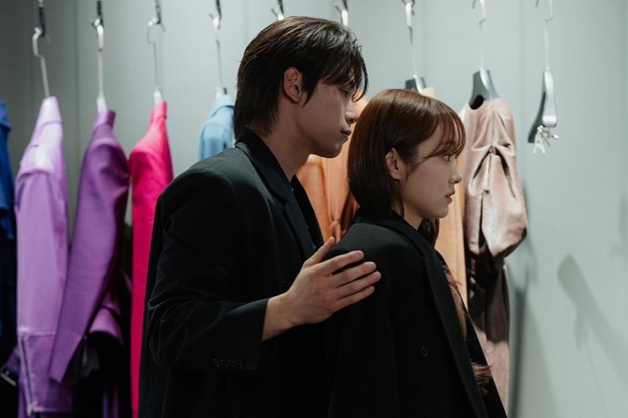 Cha Woo Min Makes A Bold Move To Win Kim Hye Jun’s Heart In “My Bias, My Boss” Cha Woo Min Makes A Bold Move To Win Kim Hye Jun’s Heart In “My Bias, My Boss”