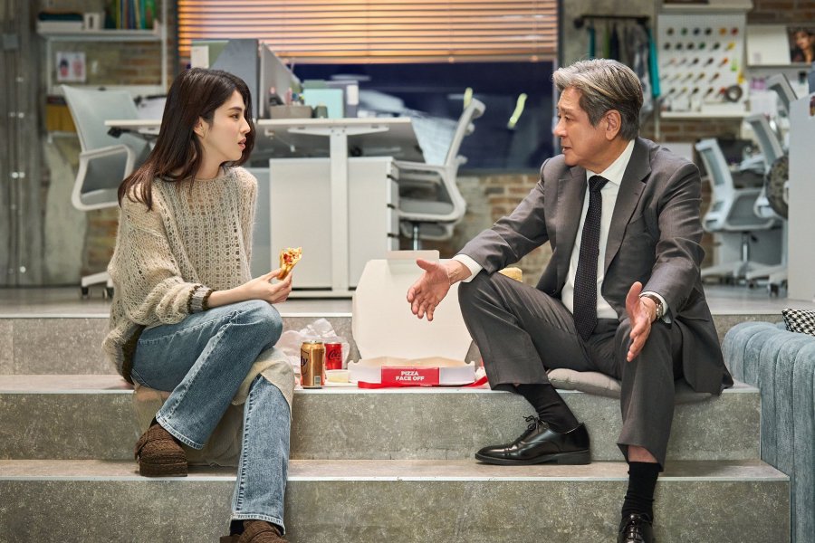 Choi Min Sik And Han So Hee Find Themselves Navigating Office Life Together In “The Intern” Choi Min Sik And Han So Hee Find Themselves Navigating Office Life Together In “The Intern”