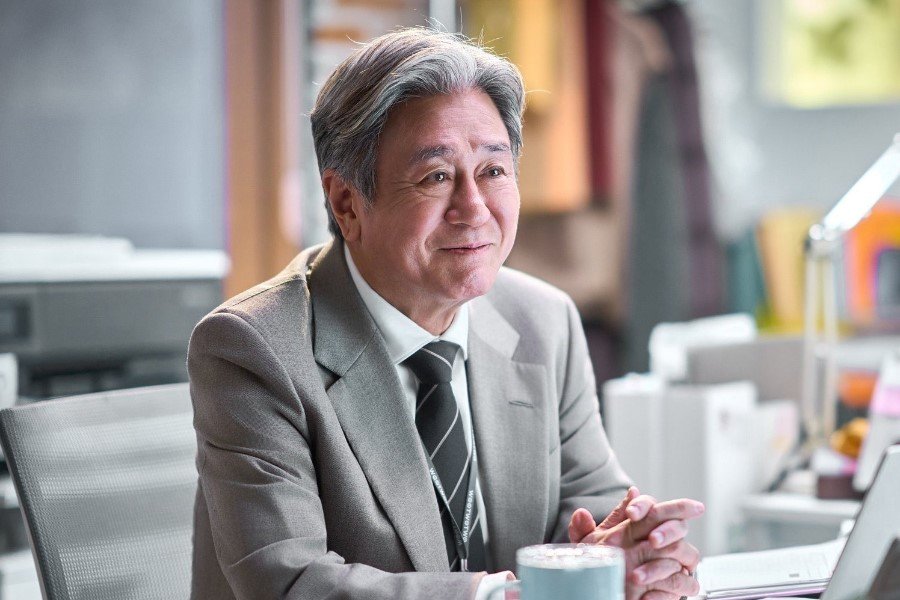 Choi Min Sik Steps Into The Modern Workplace As A Senior Newbie In New Film “The Intern” Choi Min Sik Steps Into The Modern Workplace As A Senior Newbie In New Film “The Intern”