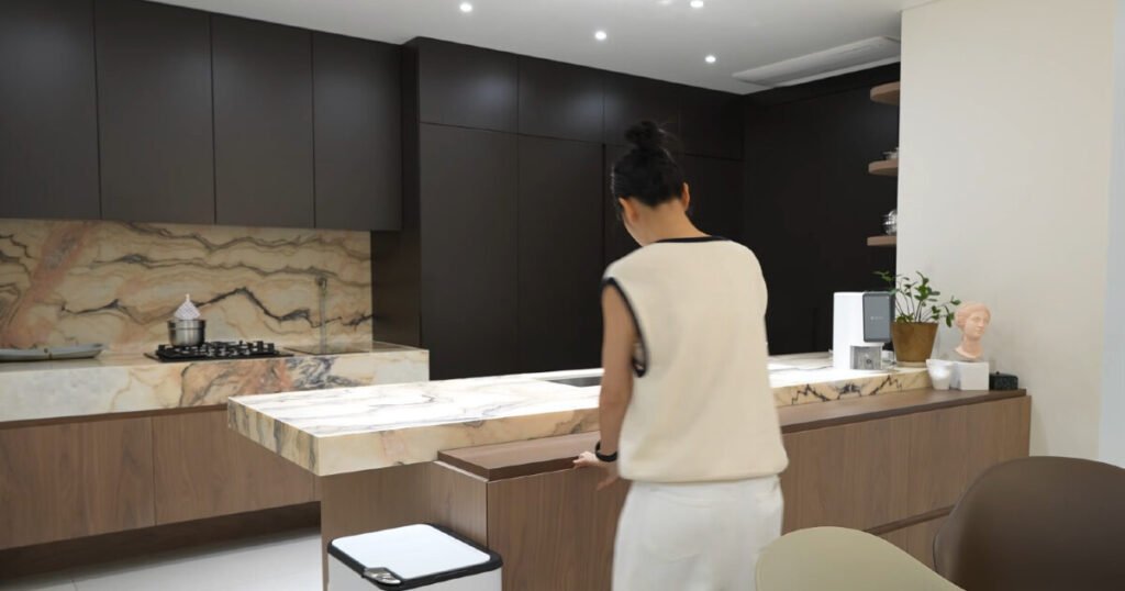 Female K-Pop Idol Unveils Ultra-Luxurious Home For The First Time