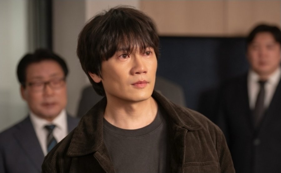 Ji Sung Storms Into A Press Conference Wielding A Sledgehammer In "The Apartment Job"
