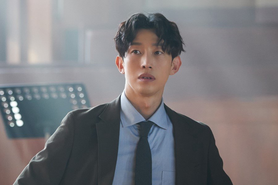 Kang Ki Young Is Koo Kyo Hwan’s One And Only Friend In New Film “Reawaken Man: The Red”