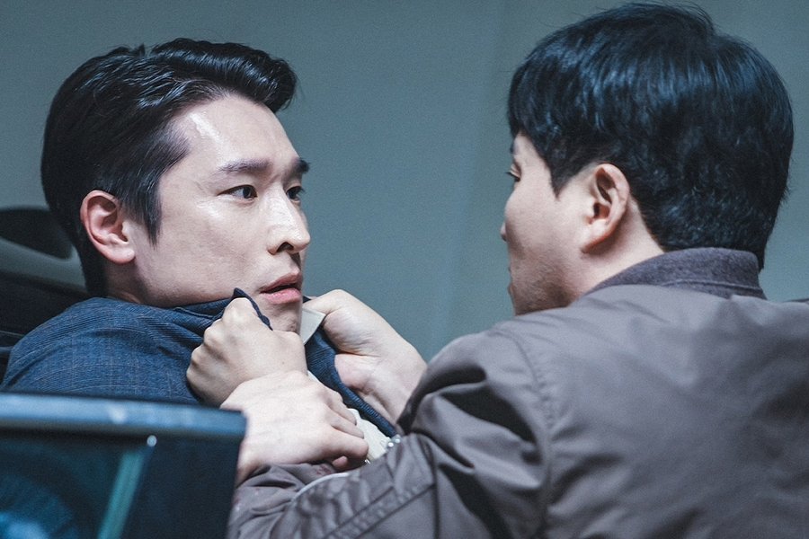 Kim Dae Myeung Grabs Woo Ji Hyun By The Collar In Tense Confrontation On “The Husband” Kim Dae Myeung Grabs Woo Ji Hyun By The Collar In Tense Confrontation On “The Husband”