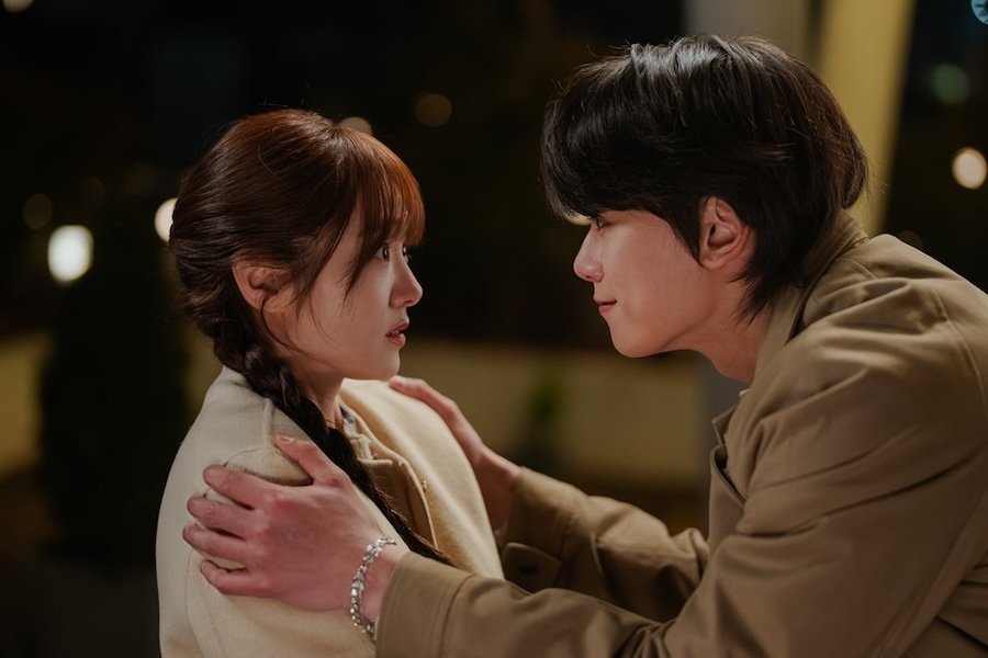 Kim Hye Jun Gets Time Alone With Her Bias Cha Woo Min In "My Bias, My Boss"