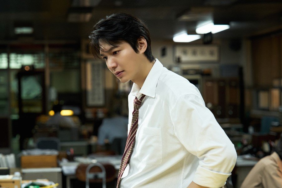 Lee Min Ho Is A Rookie Journalist Who Dives Into The Truth Behind An Attempted Assassination In New Film “Assassins” Lee Min Ho Is A Rookie Journalist Who Dives Into The Truth Behind An Attempted Assassination In New Film “Assassins”