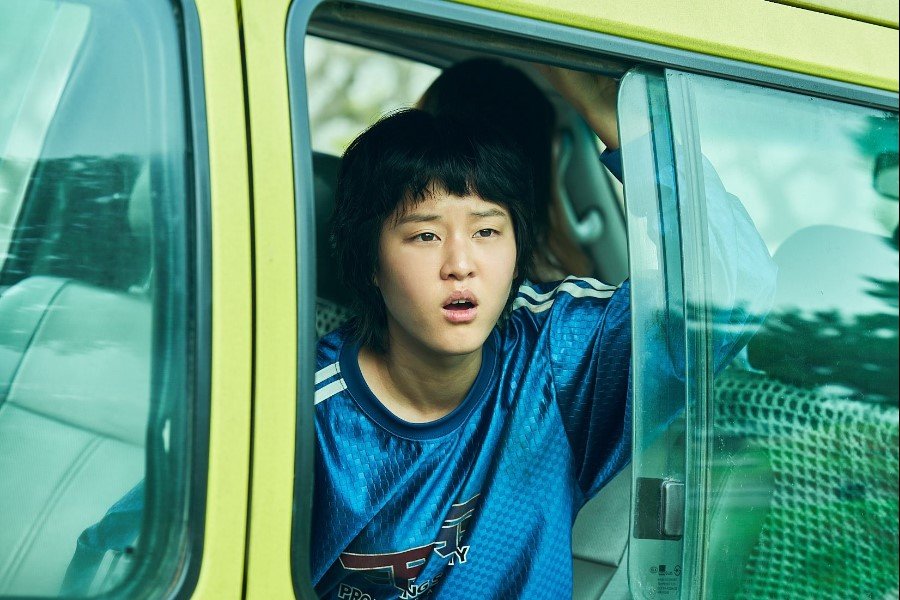 Lee Yeon Is The Family Troublemaker Who Acts Before She Thinks In New Film “The Journey To Gyeongju” Lee Yeon Is The Family Troublemaker Who Acts Before She Thinks In New Film “The Journey To Gyeongju”