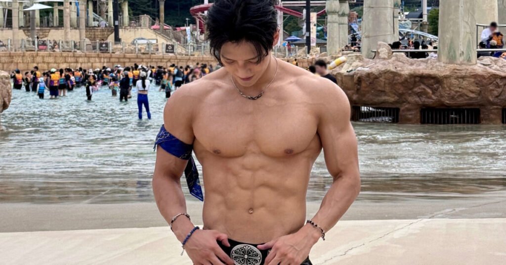 Male K-Pop Idol Draws Admiration With His Sculpted Physique Male K-Pop Idol Draws Admiration With His Sculpted Physique