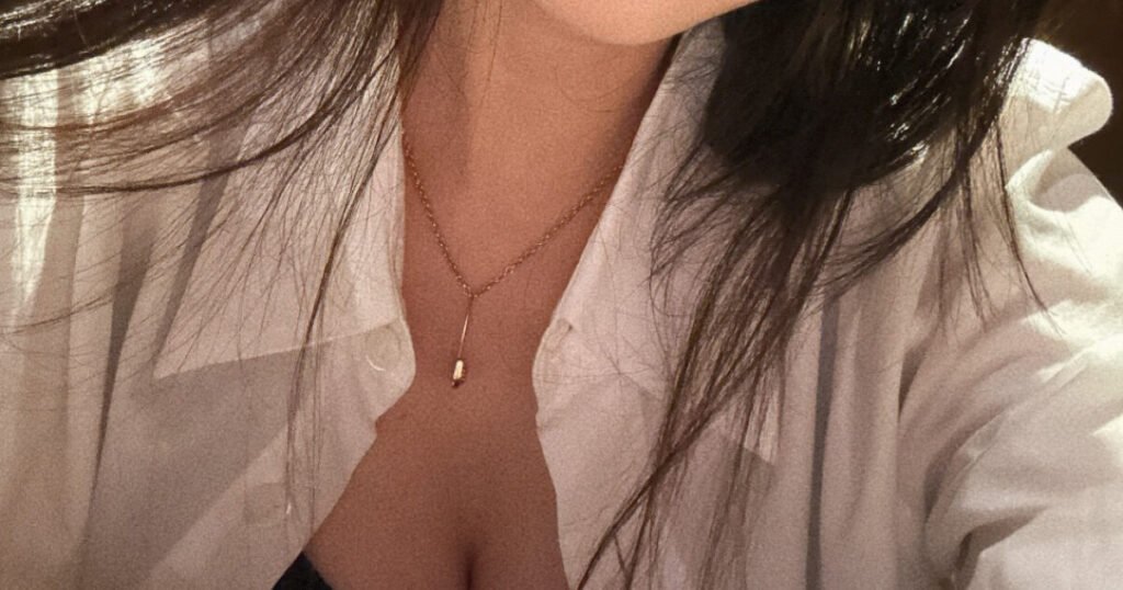 Popular Actress Showcases Innocent Yet Sexy Beauty