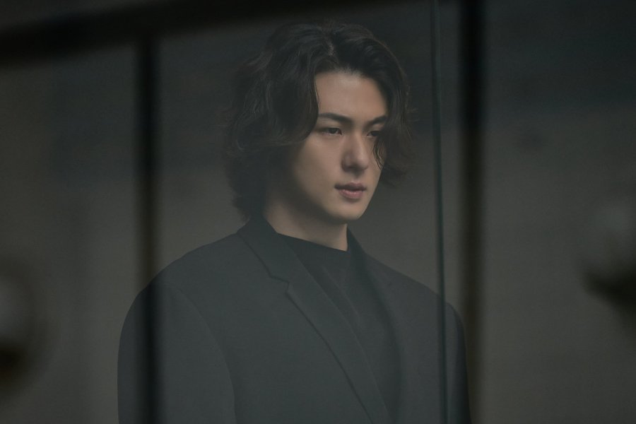 Shin Seung Ho Is A Mysterious Figure With Power To Control Anyone Except Koo Kyo Hwan In “Reawaken Man: The Red” Shin Seung Ho Is A Mysterious Figure With Power To Control Anyone Except Koo Kyo Hwan In “Reawaken Man: The Red”