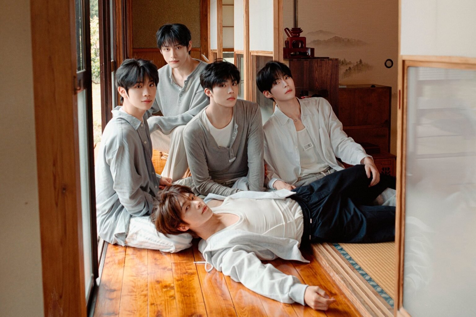 Watch: ZEROBASEONE Teases Comeback With Spoiler Film For “Reserved” Watch: ZEROBASEONE Teases Comeback With Spoiler Film For "Reserved"