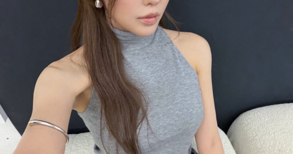 Active K-Pop Idol Divulges Her Love Story And Reason For Marrying Non-Celebrity Partner Active K-Pop Idol Divulges Her Love Story And Reason For Marrying Non-Celebrity Partner