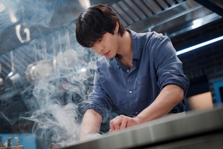 Ahn Hyo Seop Is A Genius Chef Shrouded In Mystery In New Drama “Final Table” Ahn Hyo Seop Is A Genius Chef Shrouded In Mystery In New Drama “Final Table”