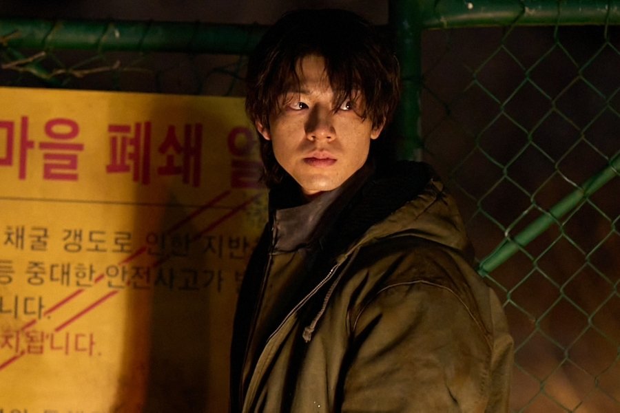 Bae Hyeon Seong Is A Mysterious Sole Survivor Of A Disappearance Case In “Paradise Lost”