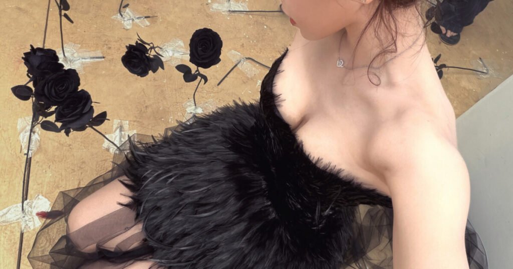 Female Idol Captivates With Breathtaking Transformation Into A Black Swan