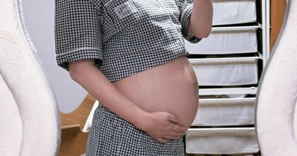 Girl Group Member Shows Off Huge Baby Bump Two Weeks Before Giving Birth Girl Group Member Shows Off Huge Baby Bump Two Weeks Before Giving Birth