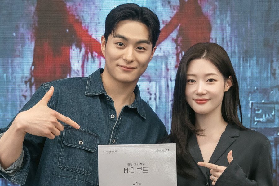 Jung Chaeyeon And Jung Gun Joo Test Their Chemistry At Script Reading For Horror Drama “M” Remake Jung Chaeyeon And Jung Gun Joo Test Their Chemistry At Script Reading For Horror Drama “M” Remake