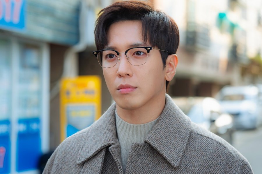 Jung Yong Hwa Is A Top Romance Actor With A Mysterious No-Kiss Rule In “Oh My Guard”