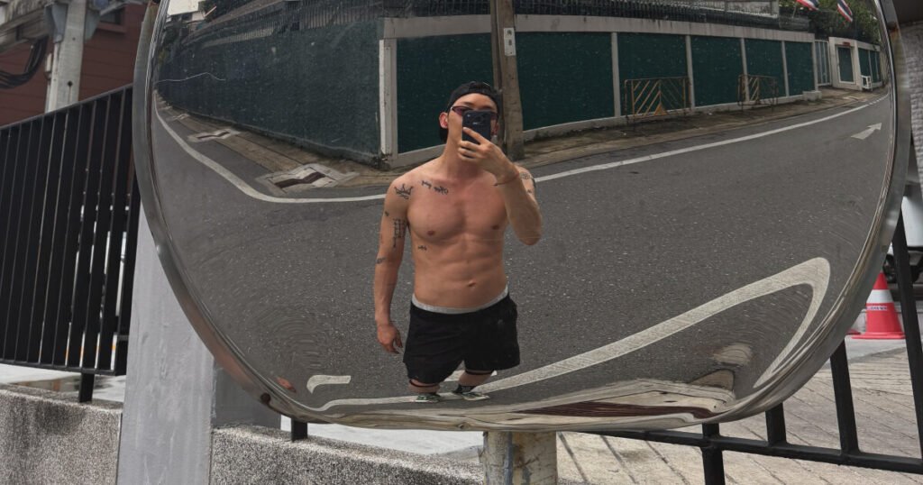 K-Pop Idol Shows Off Muscular Physique Despite Weighing Only 59kg K-Pop Idol Shows Off Muscular Physique Despite Weighing Only 59kg