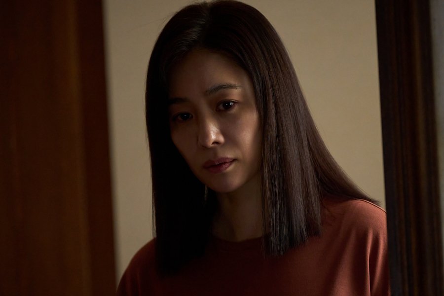 Kim Hyun Joo Is Torn Between Hope And Unease When Her Missing Son Returns After 9 Years In “Paradise Lost” Kim Hyun Joo Is Torn Between Hope And Unease When Her Missing Son Returns After 9 Years In “Paradise Lost”