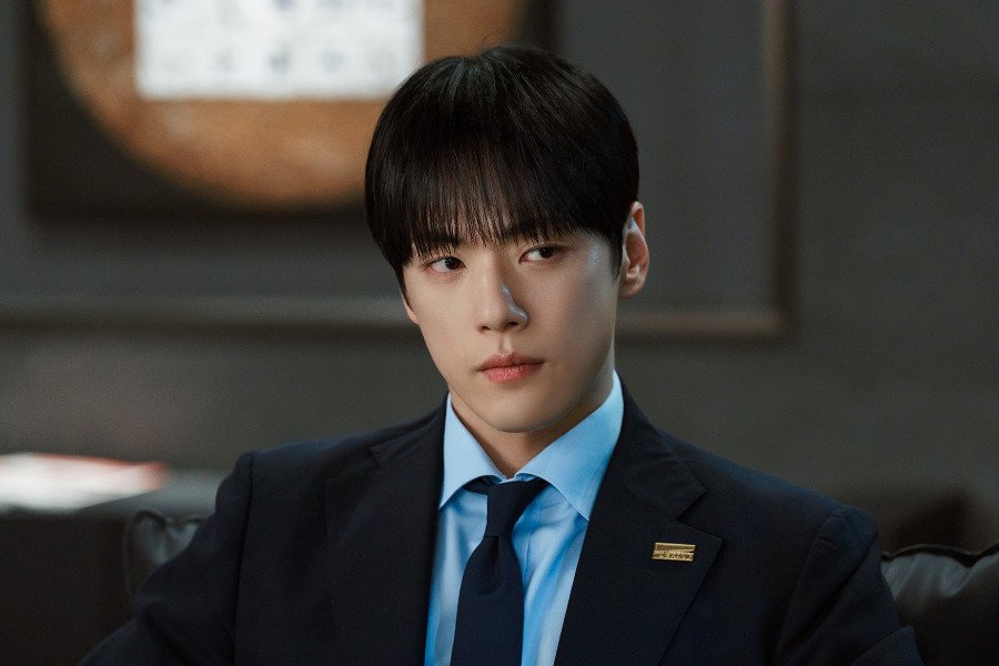 Kim Jung Hyun Is Yim Si Wan’s Longtime Lawyer Friend In New Drama “Love In Disguise” Kim Jung Hyun Is Yim Si Wan’s Longtime Lawyer Friend In New Drama “Love In Disguise”