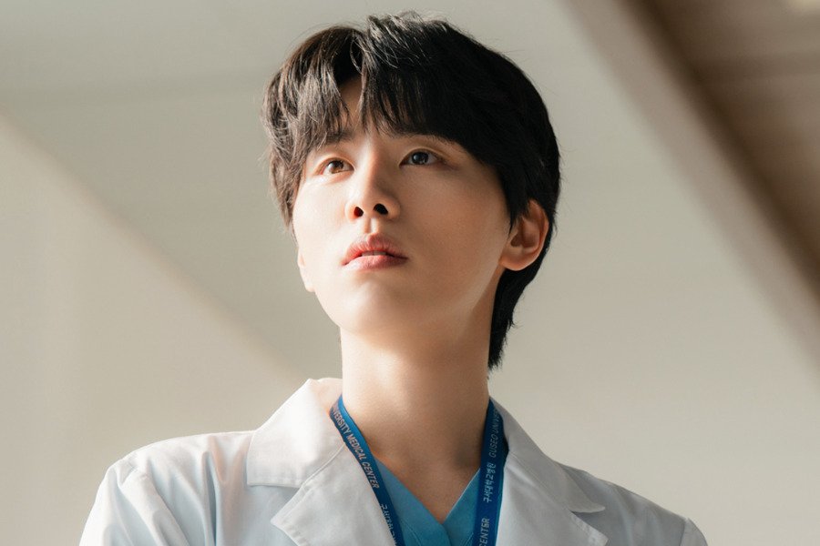 Kim Woo Seok Is An Eager Intern Doctor Who Looks Up To Kim Ji Won In New Drama “Doctor X”