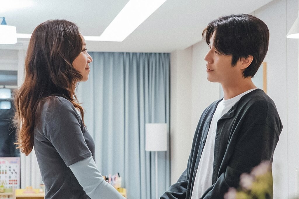 Kong Hyo Jin Notices Ominous Change In Husband Jung Jun Won's Behavior In "A Bona Fide Killer"