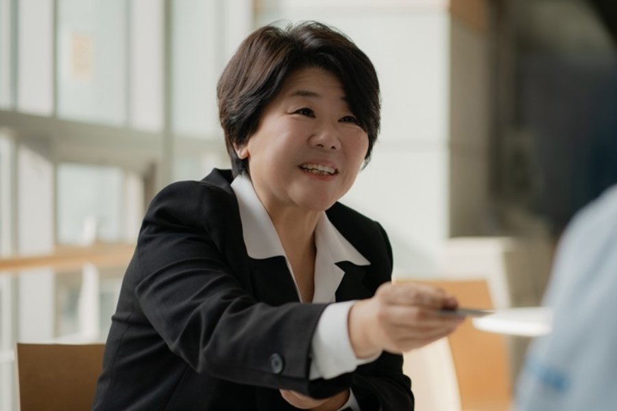 Lee Jung Eun Is A Shrewd Deal-Maker And Kim Ji Won’s Unlikely Partner In “Doctor X”