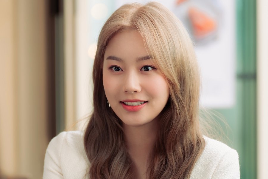 Park You Na Is An Idol-Turned-Actress Who Catches Feelings For Top Star Jung Yong Hwa In “Oh My Guard”