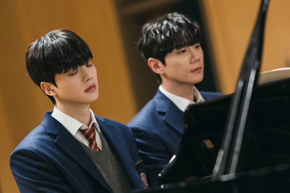 Song Kang Is Left Stranded As Lee Jun Young Flees The Stage In “Four Hands, Two Sonatas” Song Kang Is Left Stranded As Lee Jun Young Flees The Stage In "Four Hands, Two Sonatas"