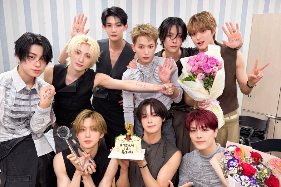 Watch: &TEAM Takes 1st Win For “Mark on Me” On "Music Bank"; Performances By PENTAGON, Soyeon, And More