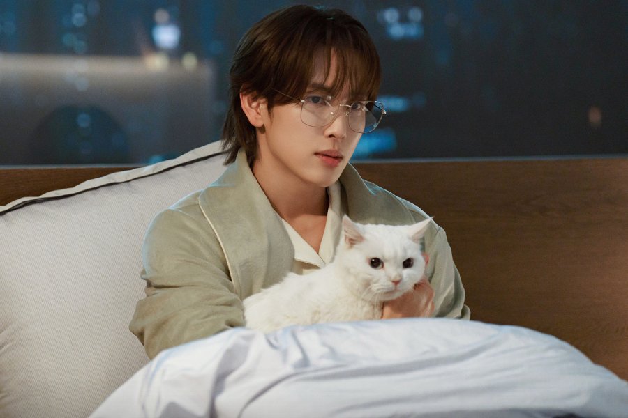 Yim Si Wan Is A Demanding Perfectionist At Work And A Loving Cat Dad At Home In “Love In Disguise” Yim Si Wan Is A Demanding Perfectionist At Work And A Loving Cat Dad At Home In “Love In Disguise”