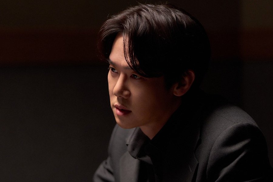 Yoo Yeon Seok Is A Trusted Father And Cardiac Surgeon In New Drama “The Perfect Lie”