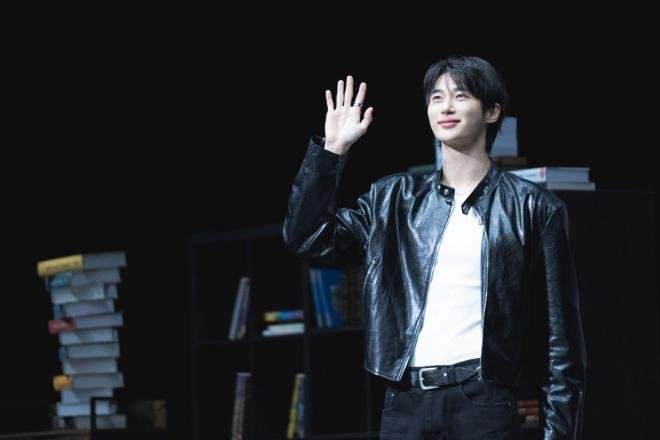 [FANMEETING RECAP] BYEON WOO SEOK OPENS THE “SECRET LIBRARY” IN SINGAPORE, CREATING NEW MEMORIES WITH BELOVED WOO CHE TONGS