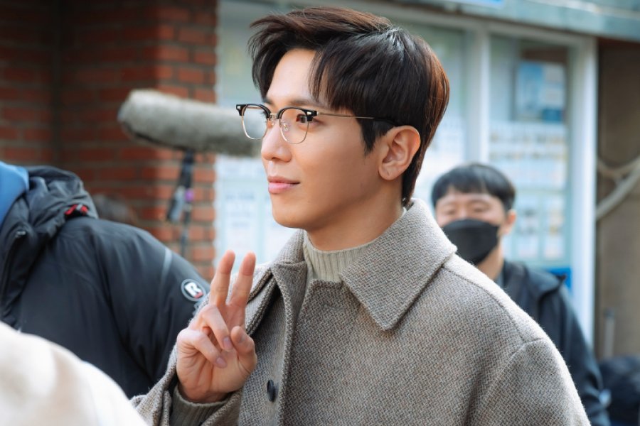 Jung Yong Hwa Dishes On Playing Top Actor Who Has A No-Kissing Rule And A Surprising Weakness In “Oh! My Guard”