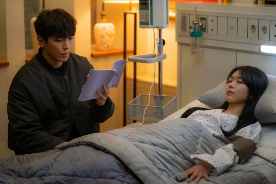 Jung Yong Hwa Ends Up In Hong Seung Hee's Hospital Room In "Oh! My Guard" Premiere
