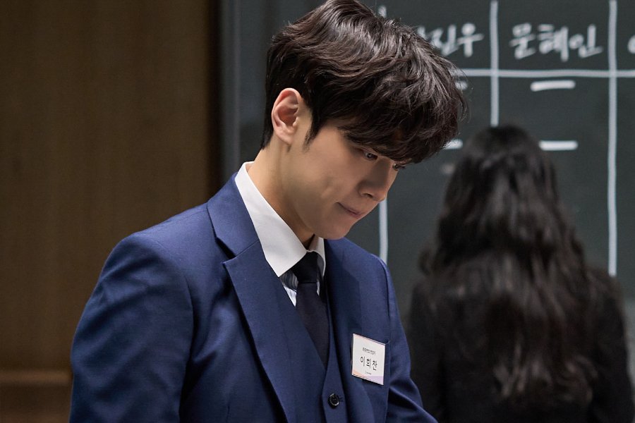 Kang You Seok Is A Friendly Applicant Who Hides His Anxiety Behind A Smile In “Final Interview”