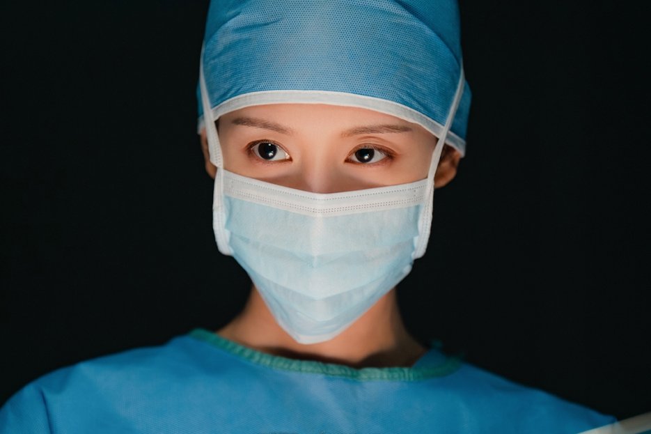 Kim Ji Won Performs High-Risk Surgery As Everyone Watches In "Doctor X"