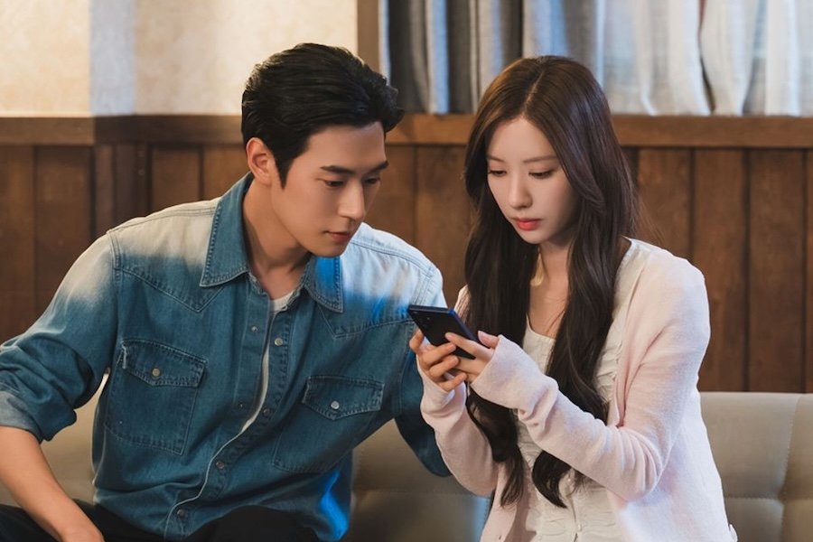 Kim Ji Yeon And Park Seo Ham Give Off Long-Term Couple Vibes In "Dive Into You"